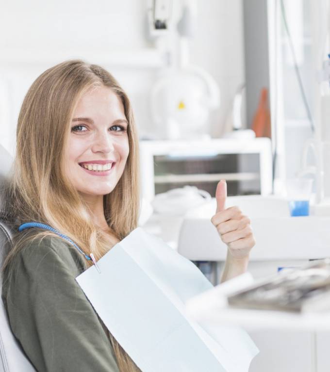 Paciente satisfeita no consultório Dal Pizzol